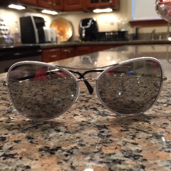 CHANEL Accessories - Chanel silver/black pilot sunglasses 4227q